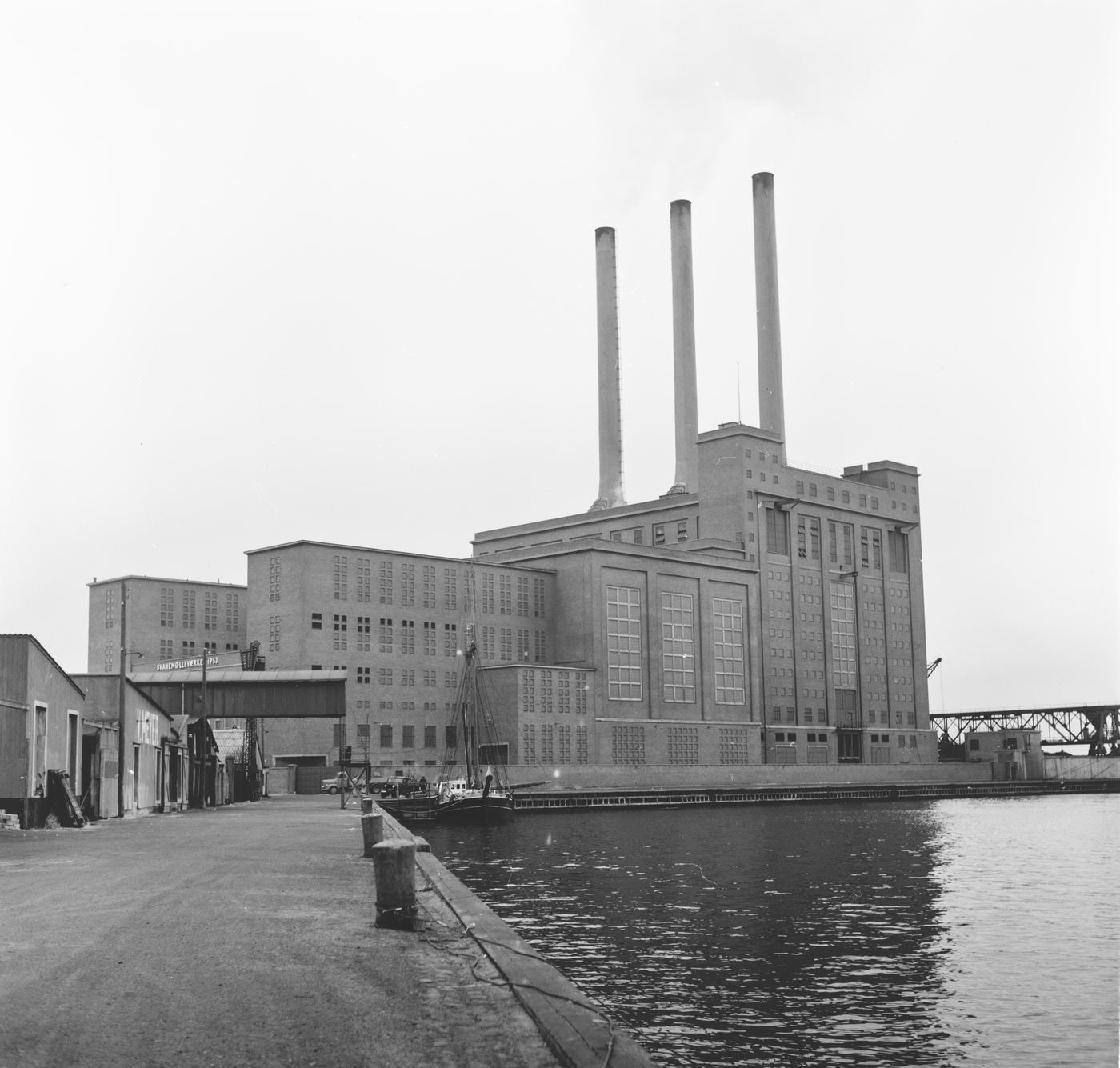 Black and white photo of Svanemølleværket, a Copenhagen power plant, in 1956